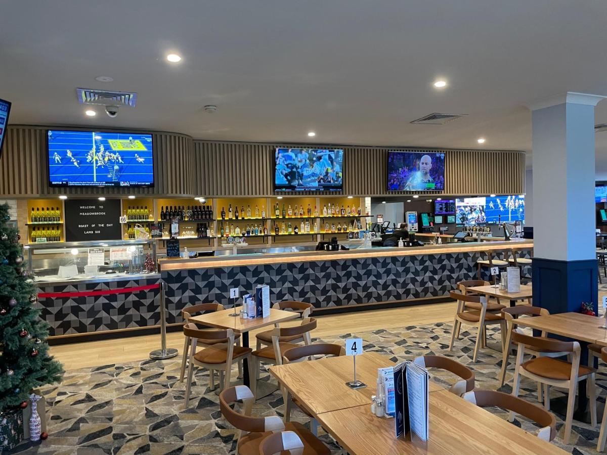 Meadowbrook Hotel Brisbane Loganlea Exterior photo