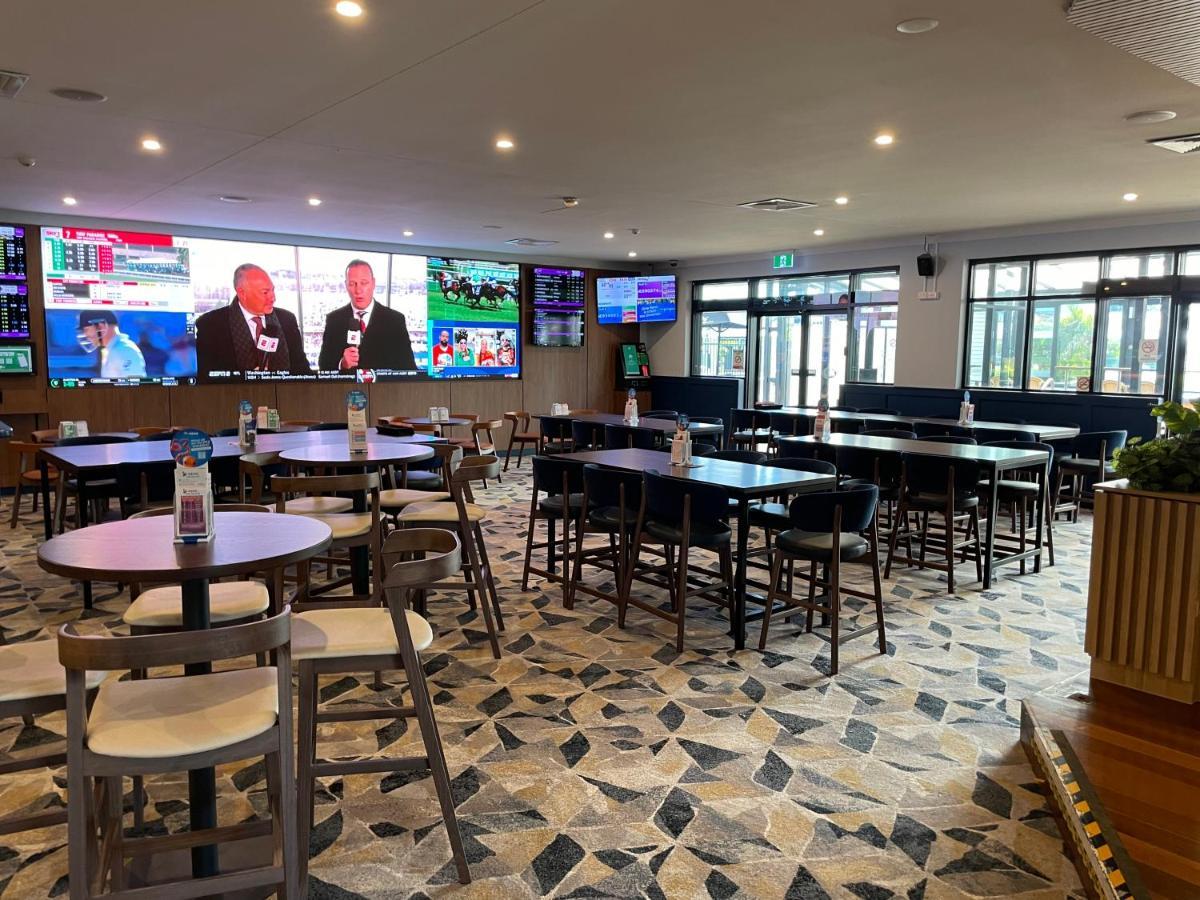 Meadowbrook Hotel Brisbane Loganlea Exterior photo
